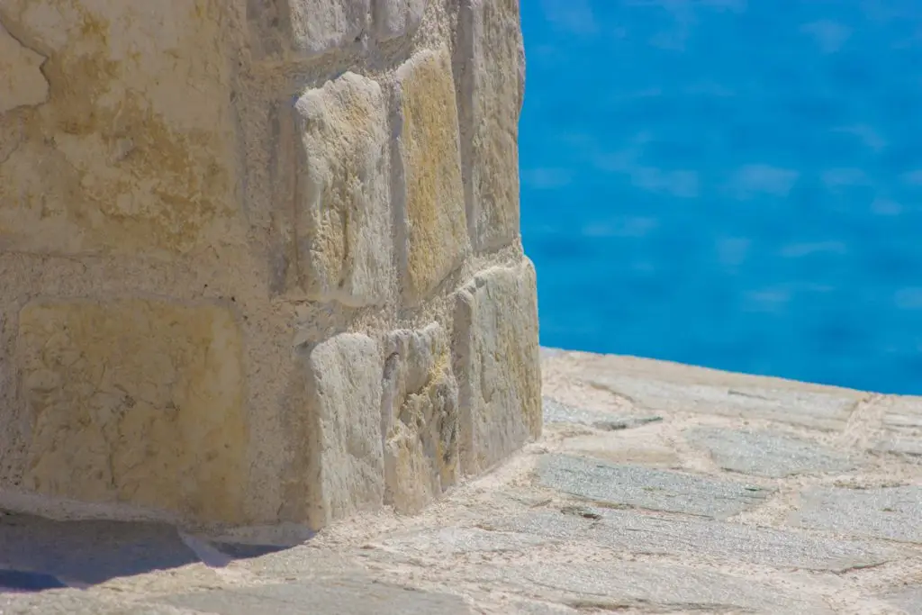 Detail von der Villa Bavaria, die aus weissen Natursteinen gebaut worden ist. Dahinter das blaue Mittelmeer.